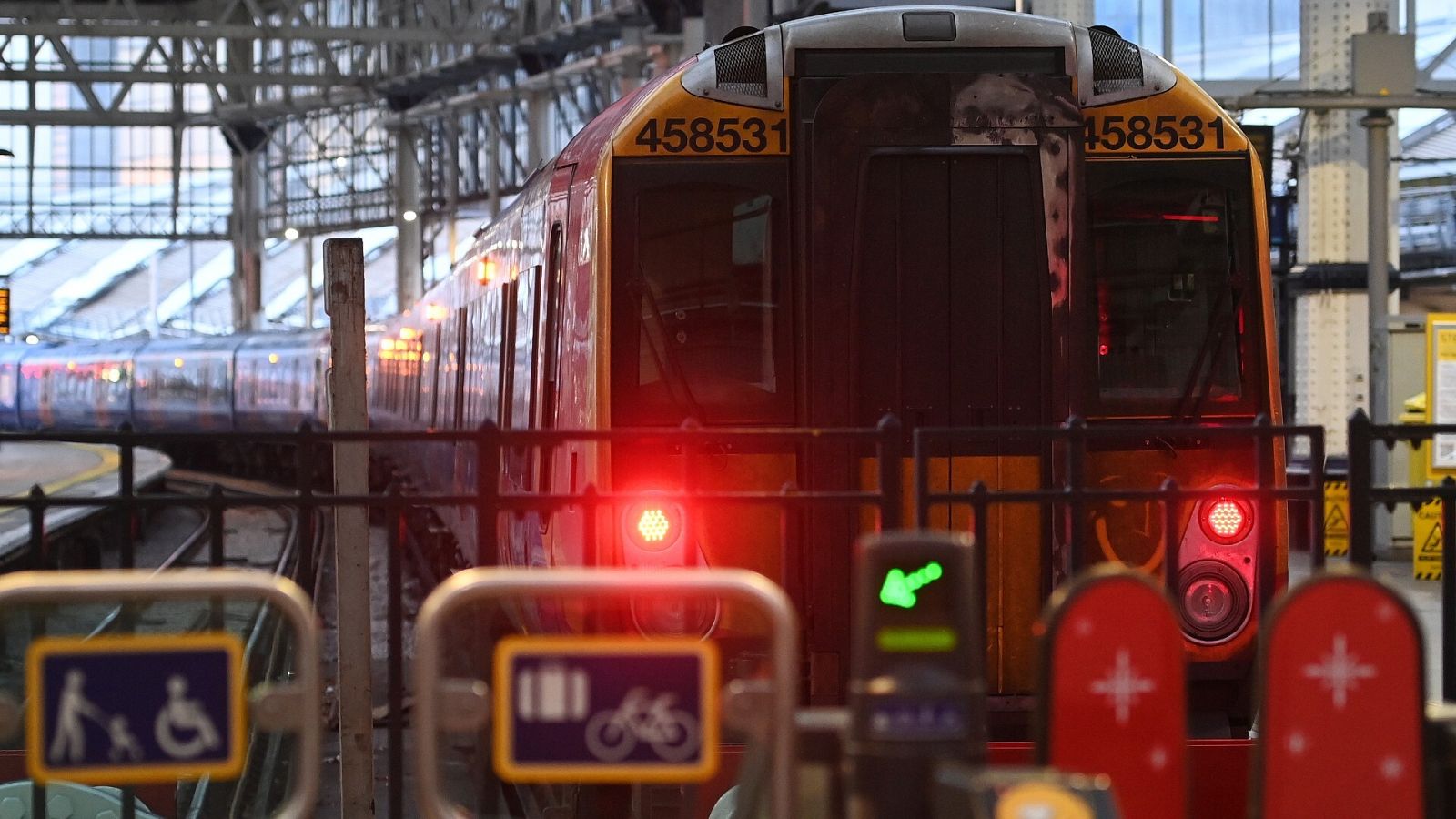 Un tren en la estación de Waterloo, Londres