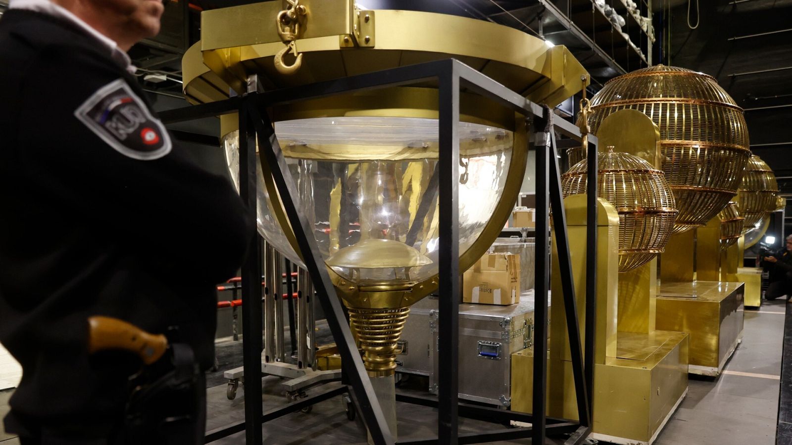 Los bombos de la Lotería de Navidad en su llegada al Teatro Real