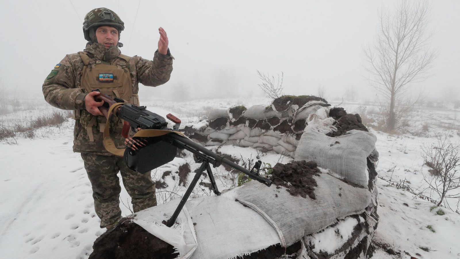 Un soldado ucraniano a las afueras de Kiev