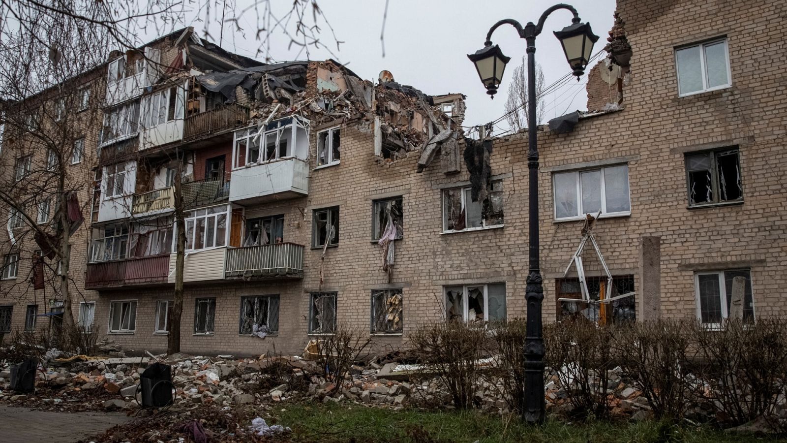Un edificio de viviendas dañado por los ataques rusos en Bajmut