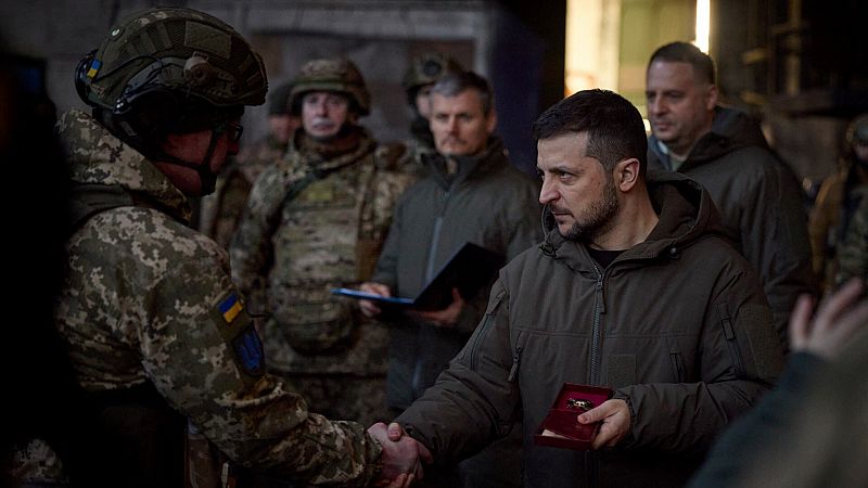 Zelenski visita Bajmut, en Donetsk, y ensalza la lucha "heroica" del Ejército ucraniano contra las tropas rusas