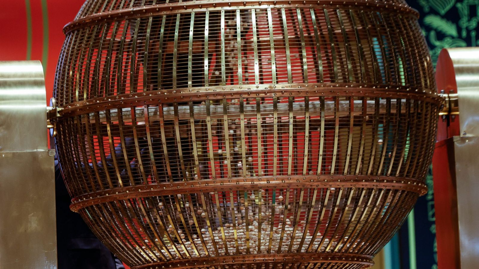Detalle de las bolas de madera caen al bombo al comienzo del sorteo de El Gordo de Navidad en el Teatro Real en Madrid