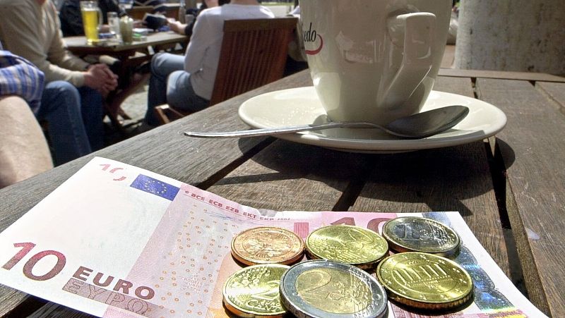 El efectivo se sigue imponiendo a la tarjeta como método de pago pese a perder terreno con respecto a 2019