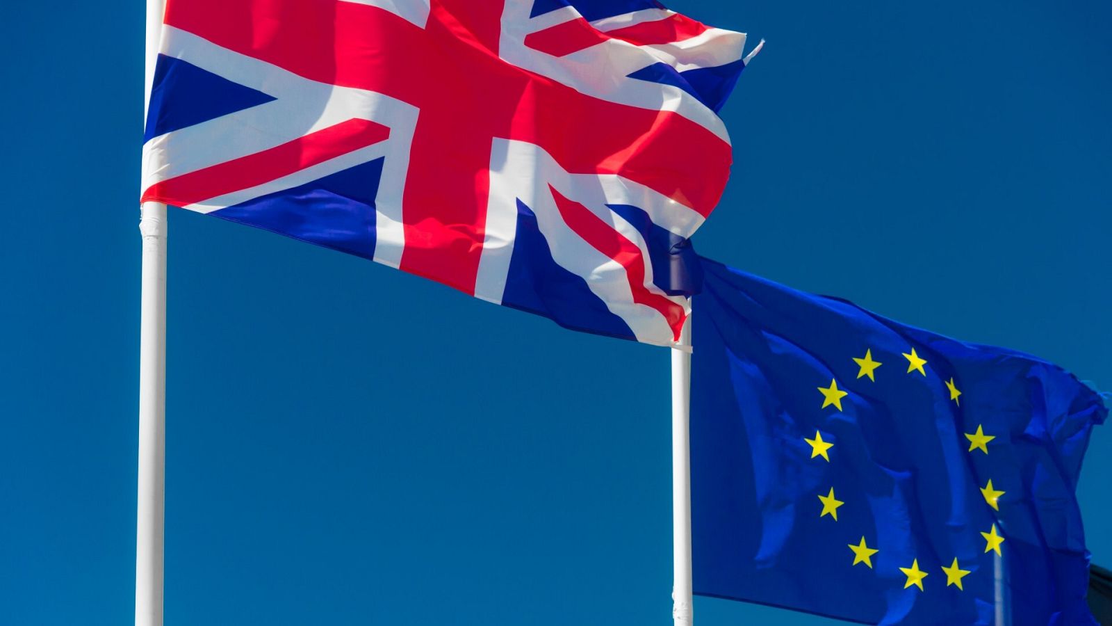 La bandera de Reino Unido y la de la Unión Europea en Londres