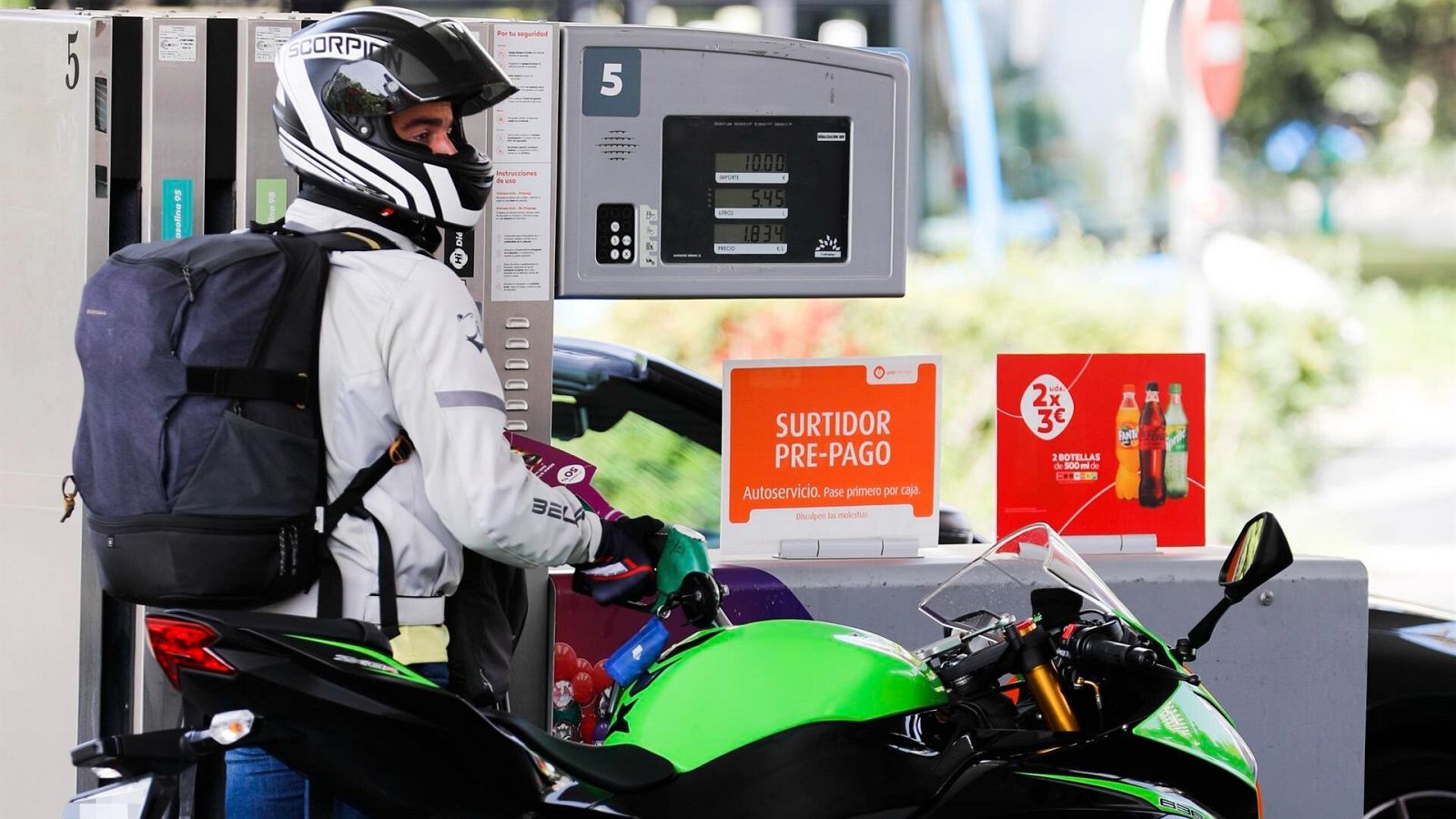 Un motorista reposta en una gasolinera en Madrid