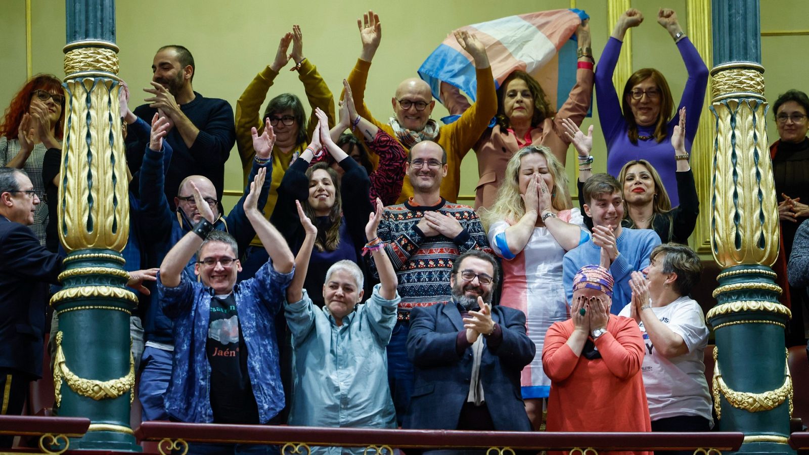 Personas trans y del colectivo LGTBI celebran la aprobación de la 'ley trnas' en el Congreso este jueves