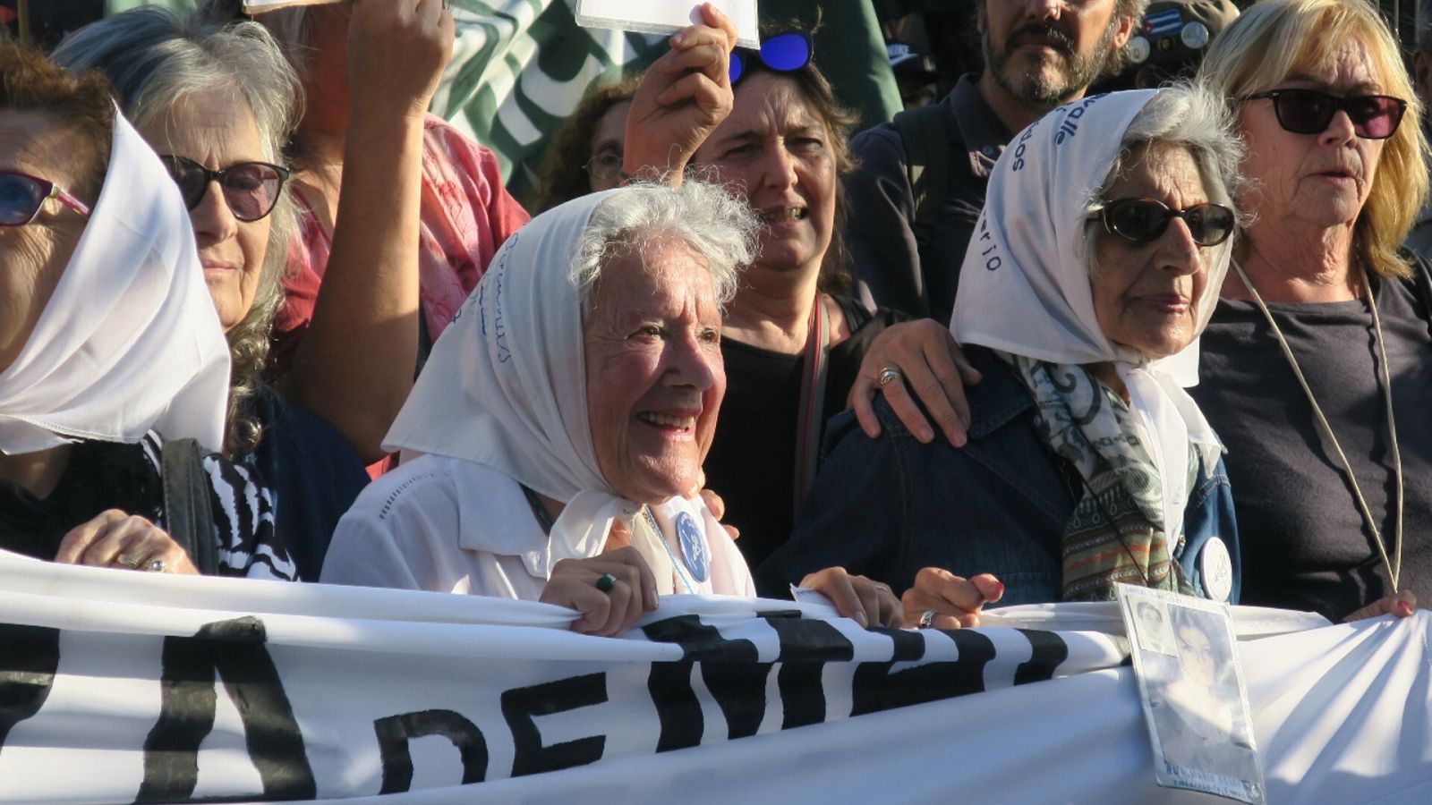 Una imagen de archivo de una manifestación de las Madres y Abuelas de Plaza de Mayo.