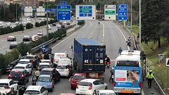 Activistas climáticos se pegan a la M-30 durante más de una hora para bloquear la operación Salida de Navidad
