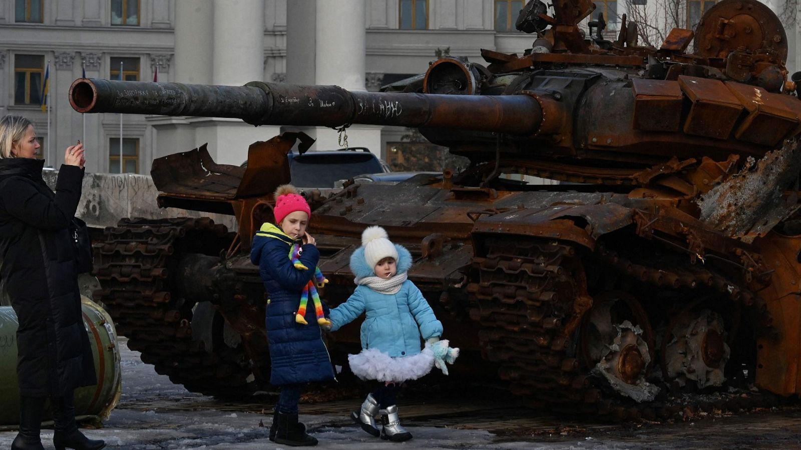 Una mujer y dos menores junto a un tanque en Kiev