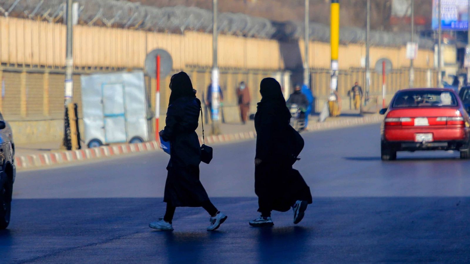 Mujeres afganas cerca de la universidad de Kabul