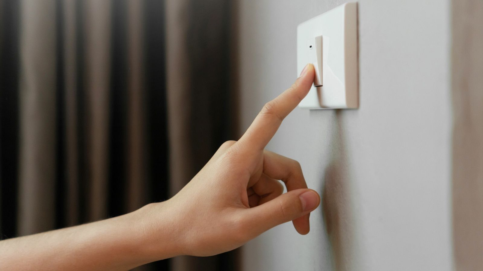 Una persona apaga la luz en su casa