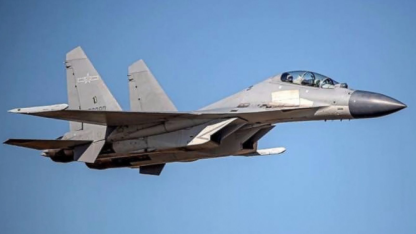 Imagen de archivo de un caza chino Shenyang J-16, dentro del espacio aéreo de Taiwán, proporcionada por el Ministerio de Defensa taiwanés.