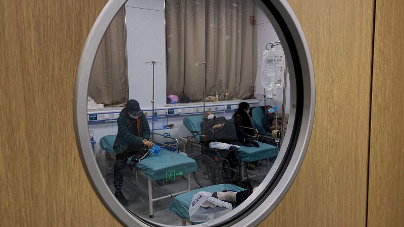 China vuelve a la casilla de salida en la pandemia tras el abandono de la política de 'COVID cero': "Es un desastre total"