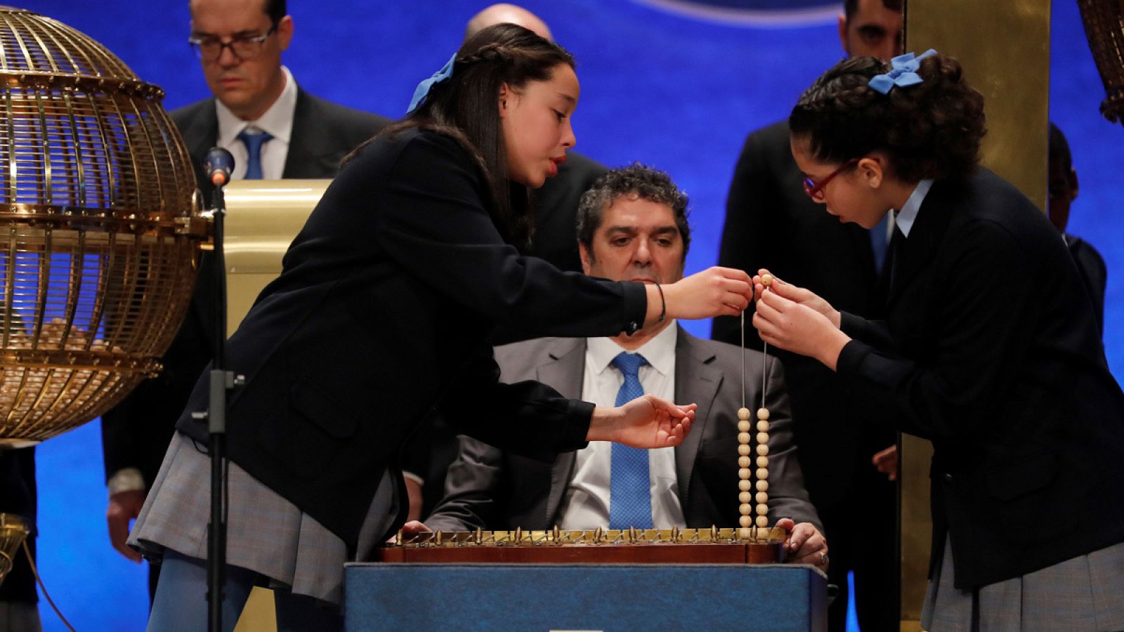 Las niñas del colegio de San Ildefonso cantan los números del pasado Sorteo de la Loteria de Navidad