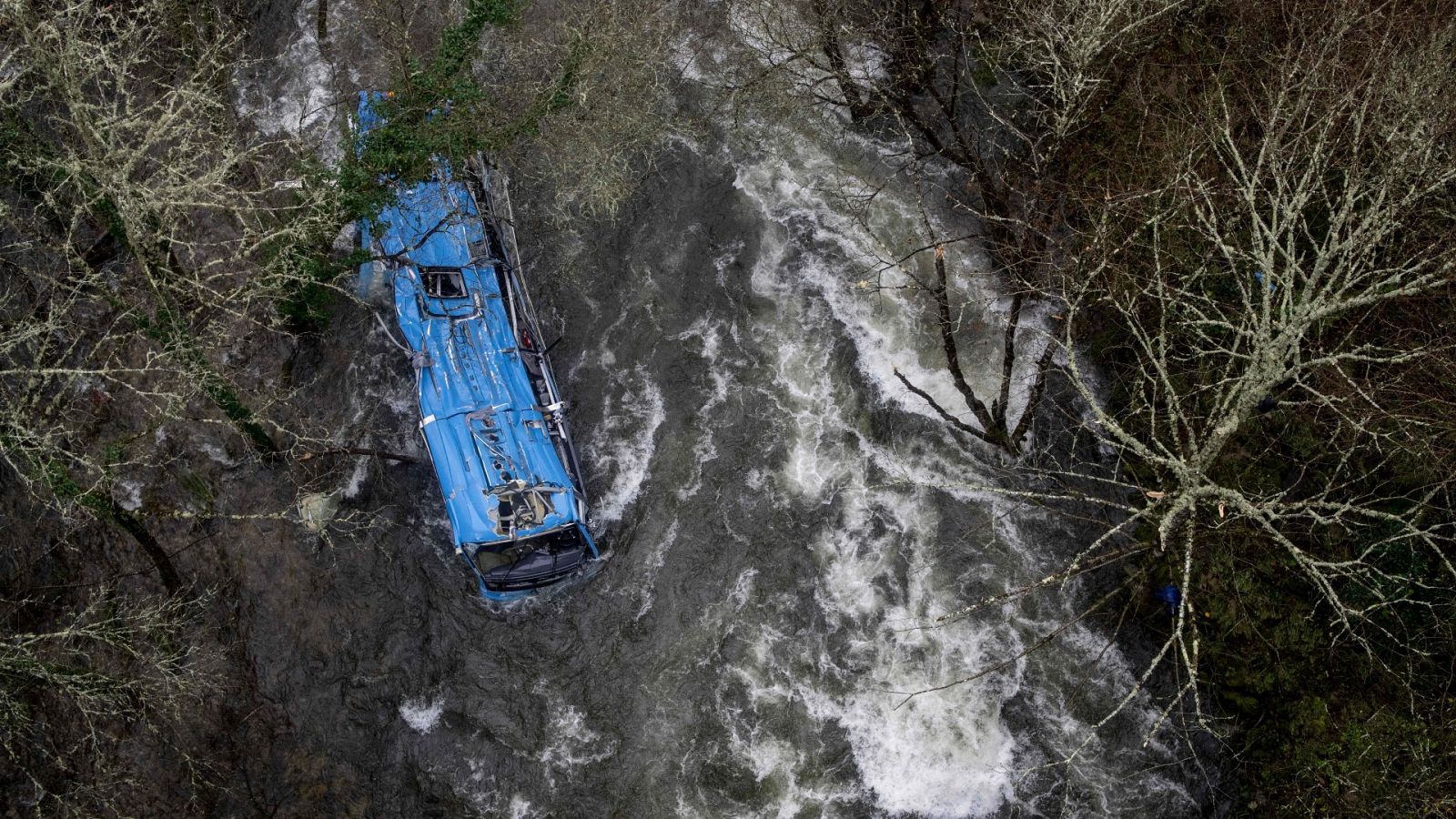 El autobús caído al río Lérez en Pontevedra