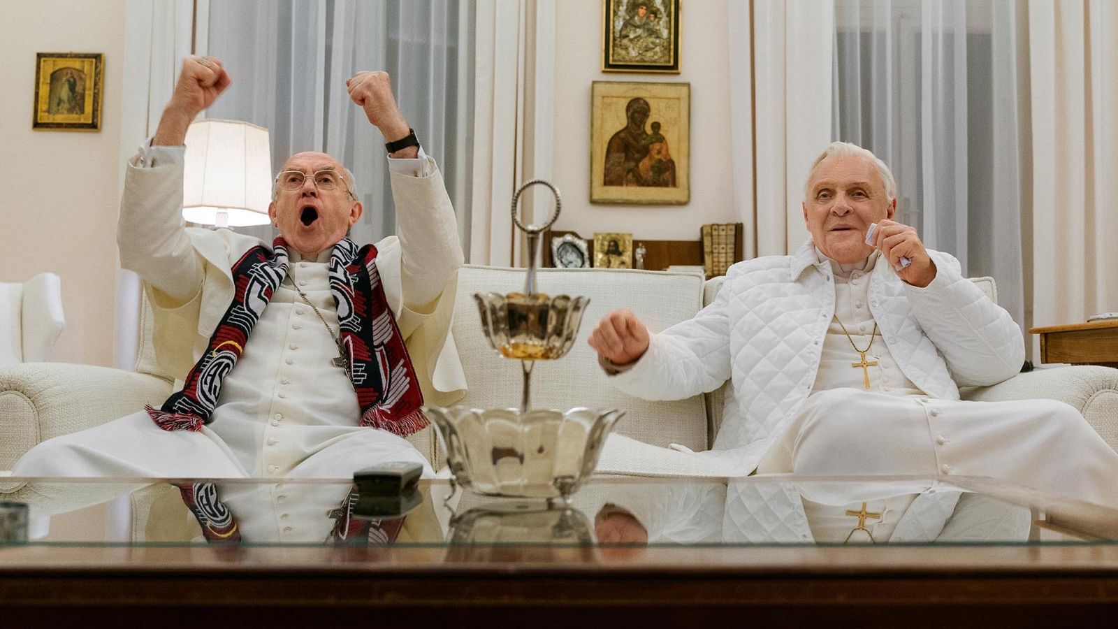 Jonathan Pryce como el Cardenal Jorge Bergoglio y Anthony Hopkins como Benedicto XVI en 'Los dos Papas'