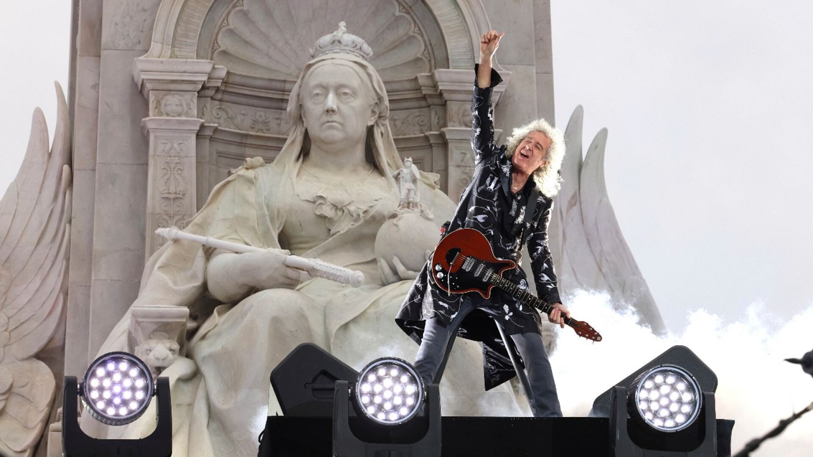 Brian May, guitarrista de Queen, recibe el título de caballero de la Orden del Imperio Británico