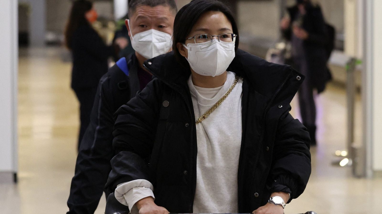 Aterrizan en Madrid los primeros pasajeros de China a los que se aplica controles