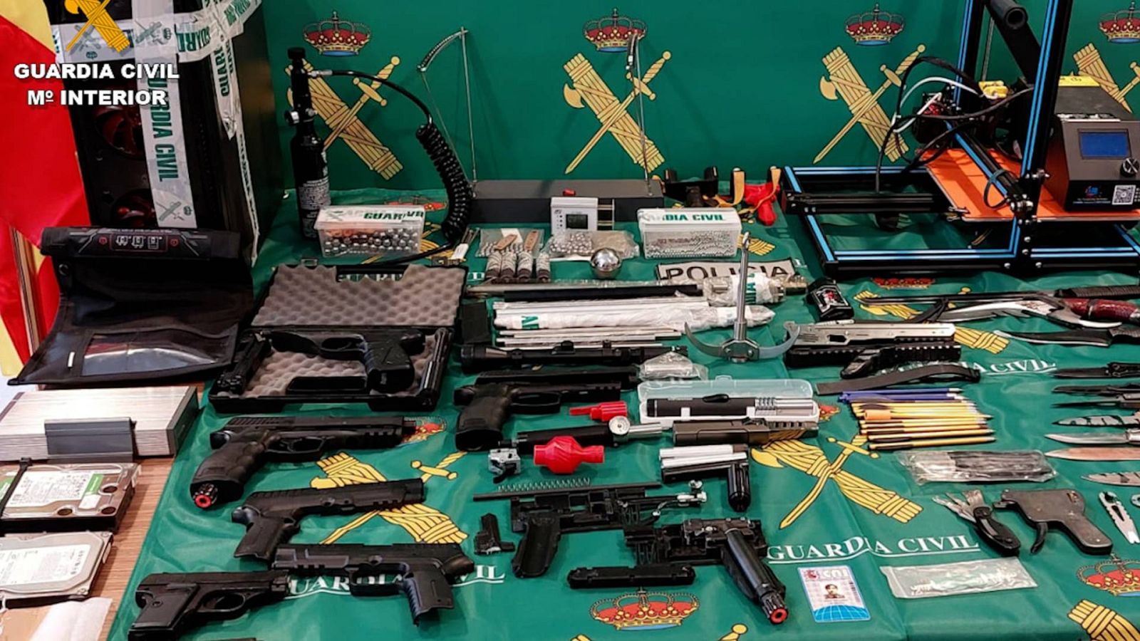 Una impressora 3D, material informàtic i diverses armes intervingudes per la Guàrdia Civil