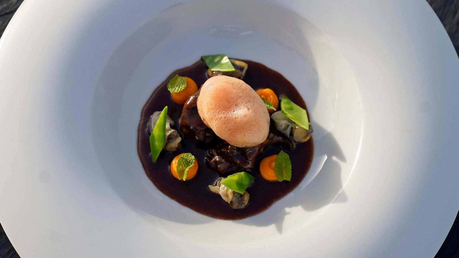 Receta de rabo de toro con cañaíllas y menta