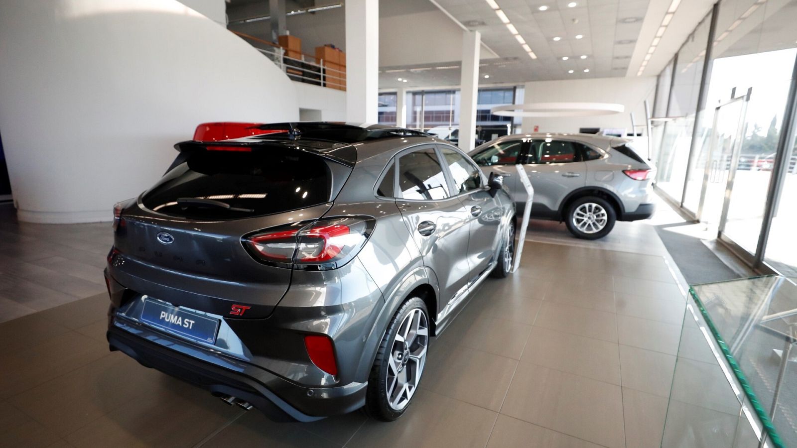 ista de varios vehículos en venta expuestos en un concesionario de coches de Madrid