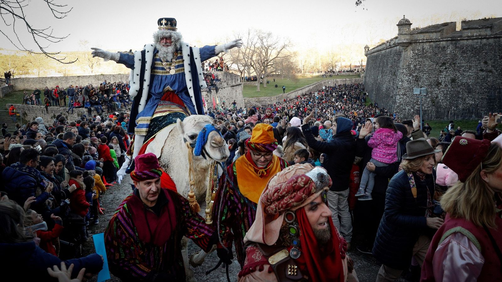 Las cabalgatas con dromedarios se siguen celebrando en ciudades como Pamplona (en la foto)