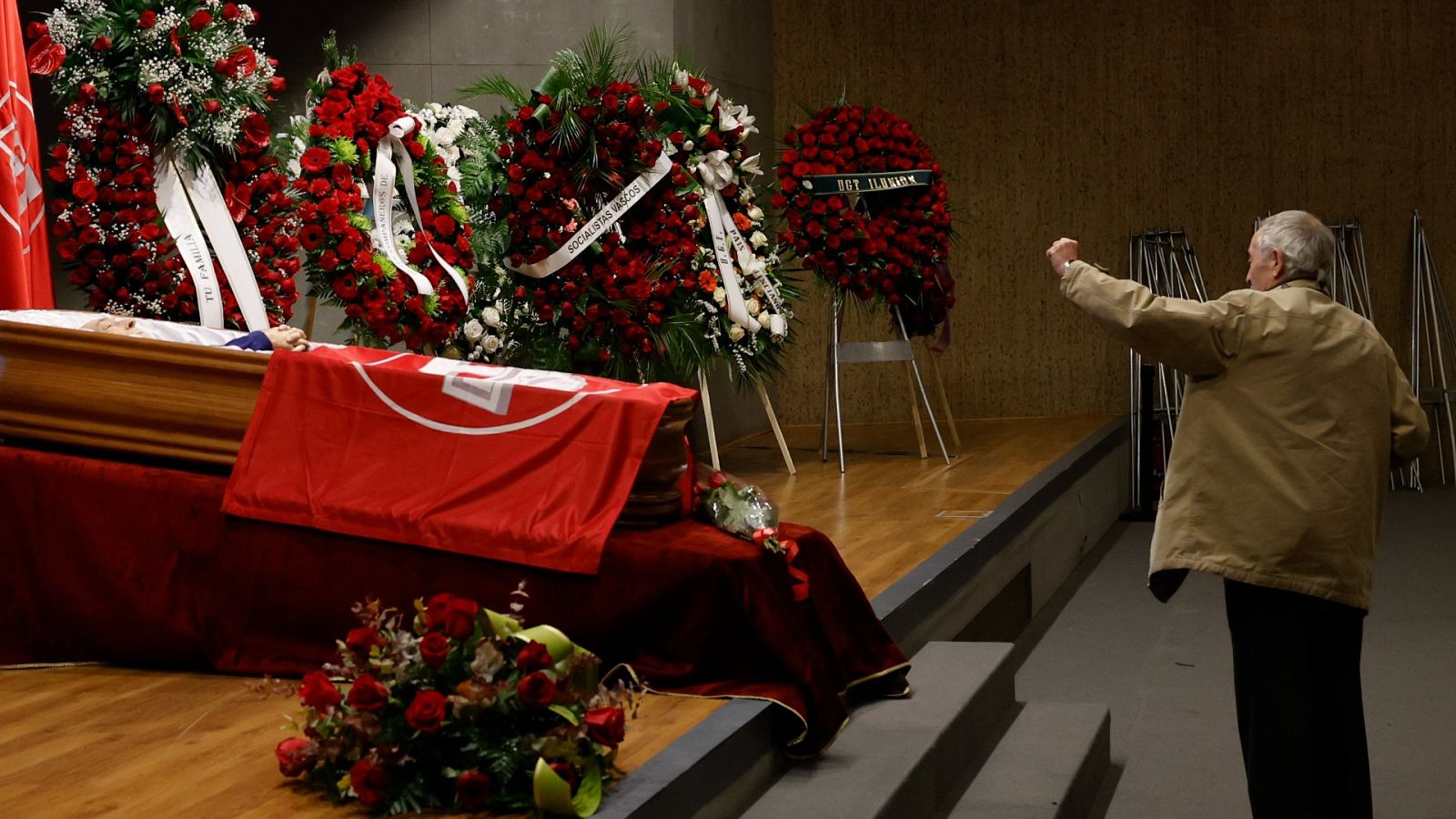 Un simpatizante visita la capilla ardiente del histórico sindicalista Nicolás Redondo Urbieta