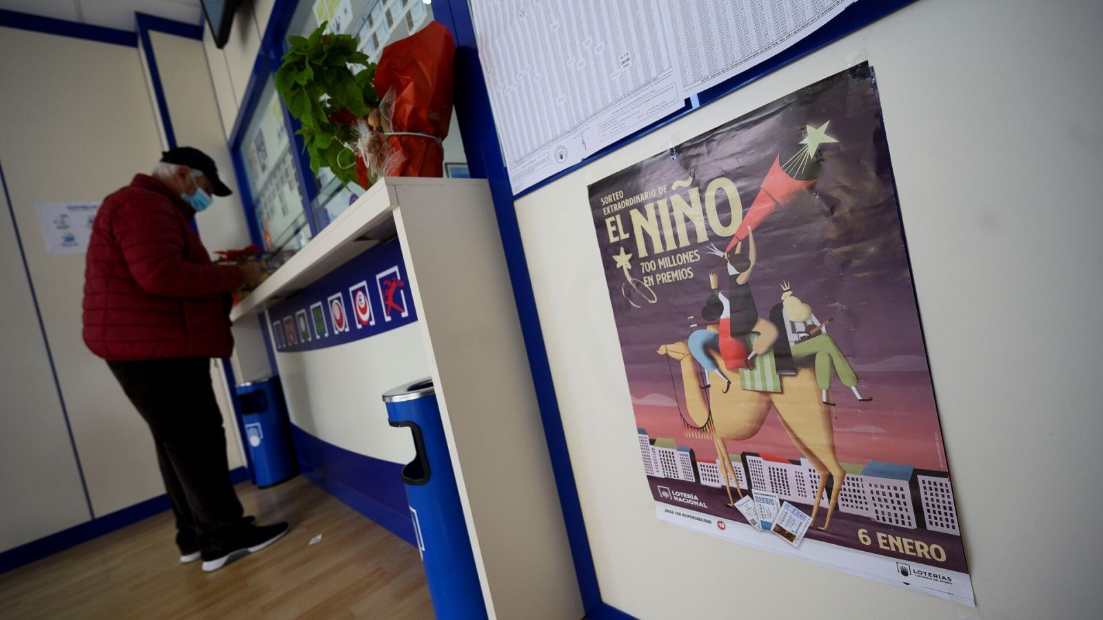 Un hombre compra lotería de El Niño en la localidad cántabra de Suances