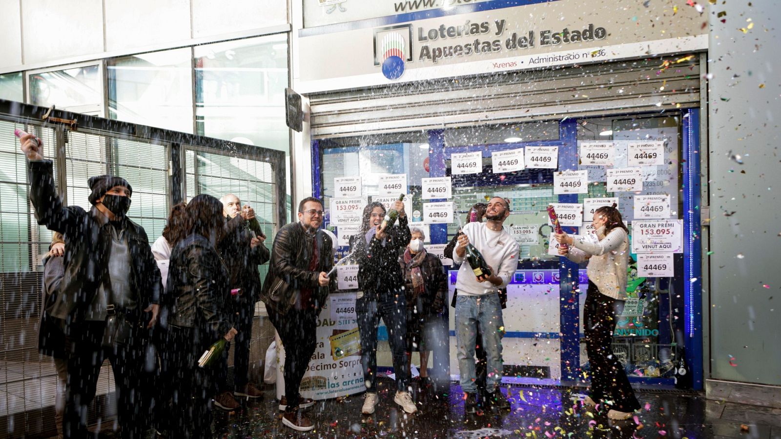 Trabajadores de la administración de loterías 336 de Barcelona celebran un premio