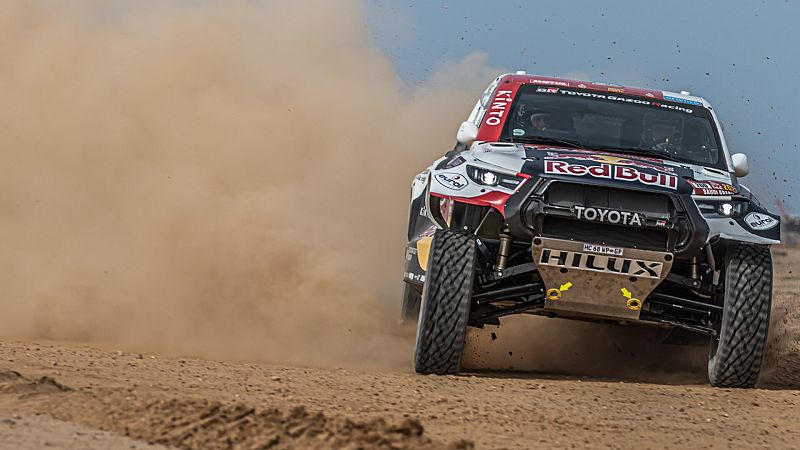 Dakar 2023, resumen de la etapa 5: Al Attiyah sigue ganndole el pulso a Sainz; Barreda sufre, pero acaba