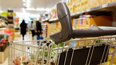 Facua denuncia a siete grandes cadenas por no repercutir la rebaja del IVA a todos los alimentos afectados