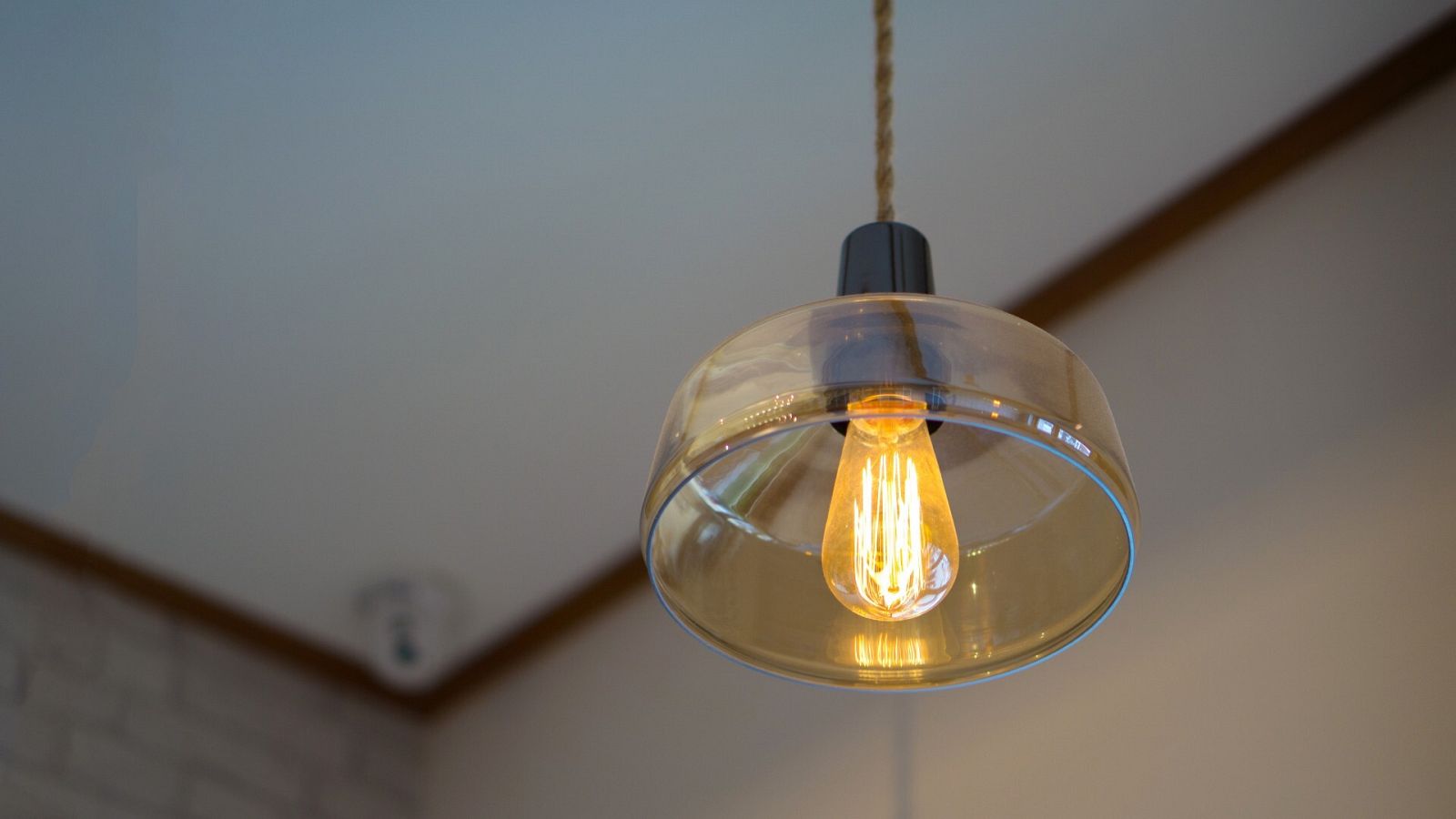 La luz cae este sábado más de un 78%, hasta los 22,6 euros/MWh