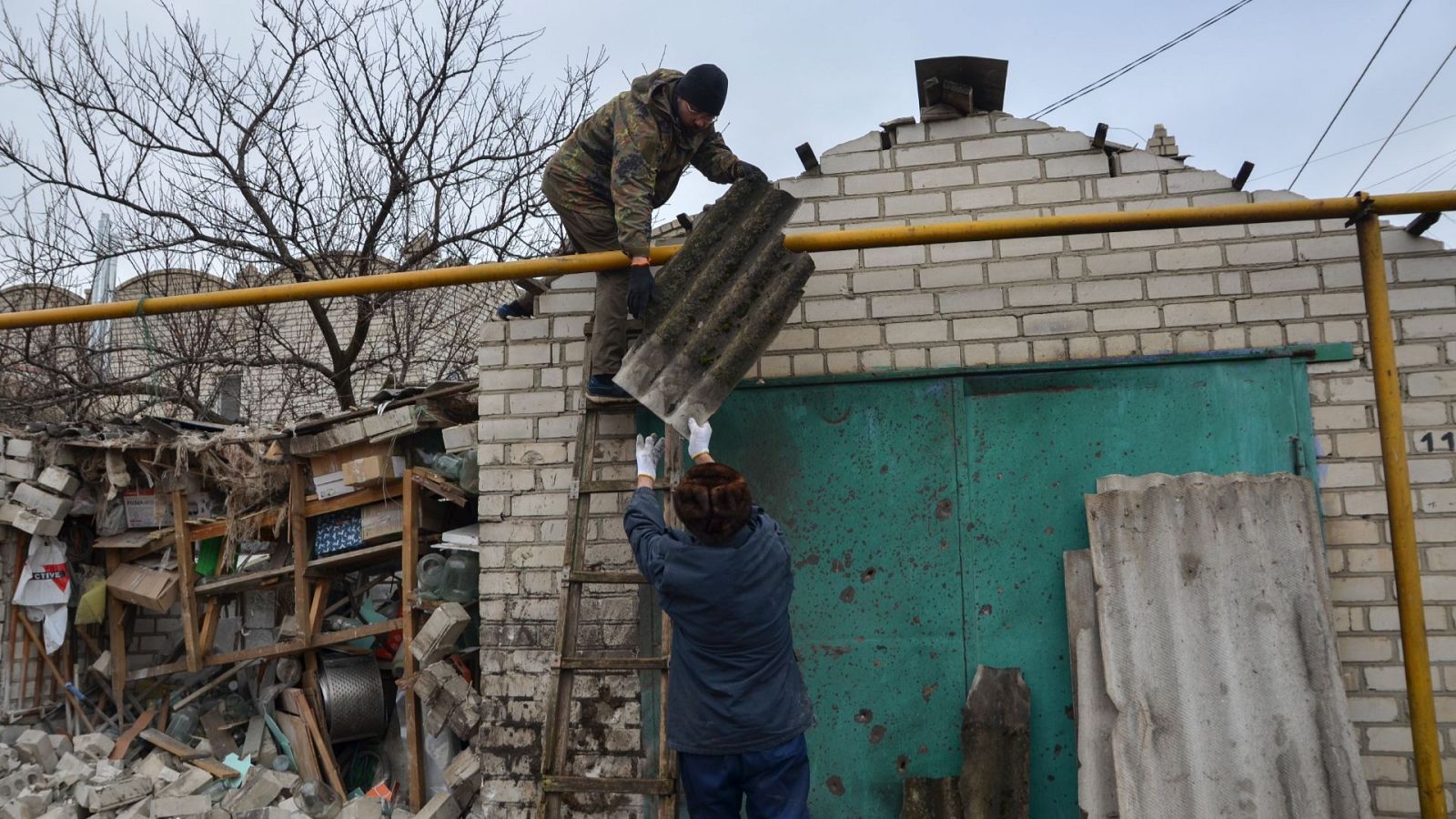 Vecinos recogen los destrozos tras un ataque en Jersón