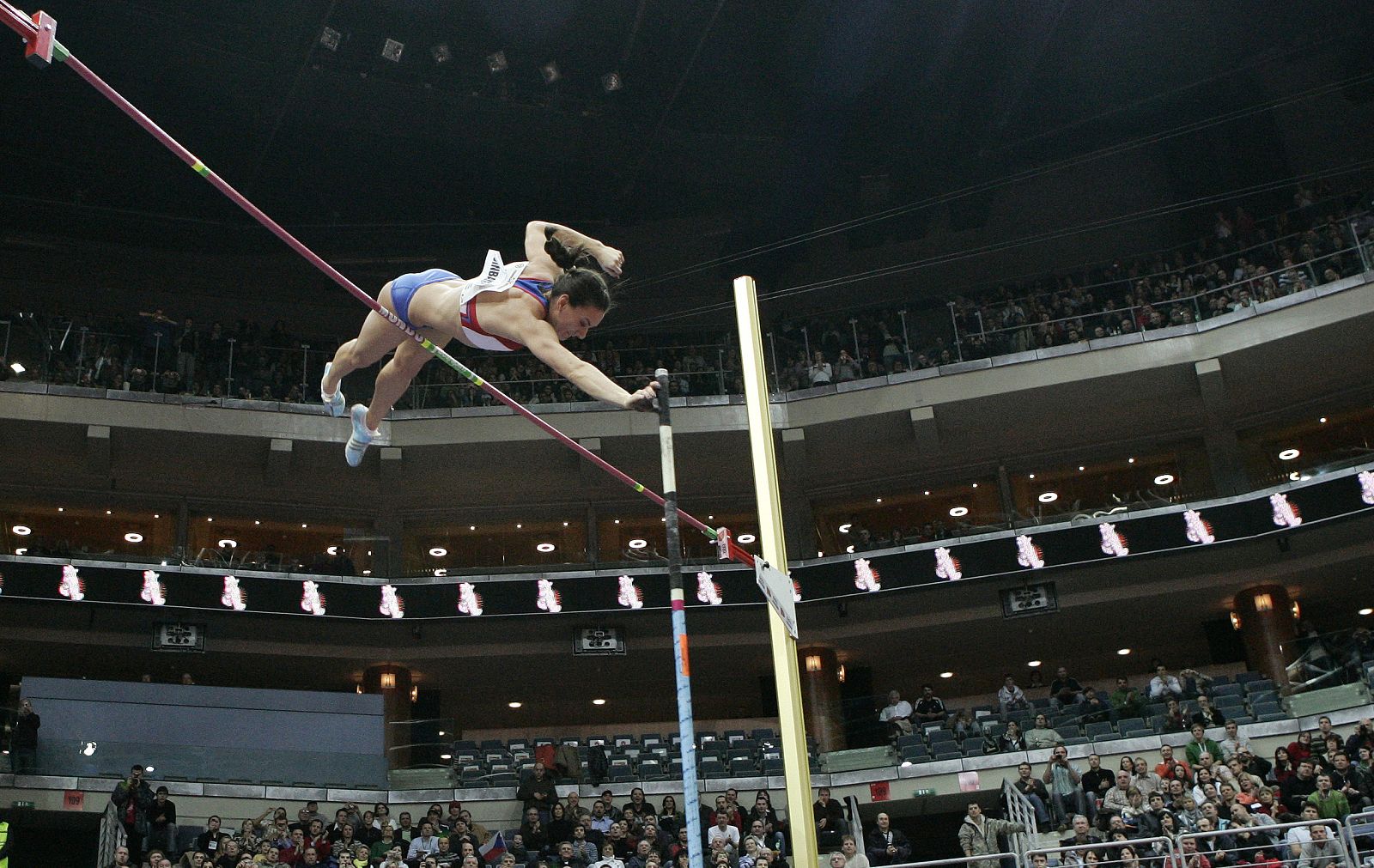 Isinbayeva realiza un salto de pértiga en un mítin en Praga