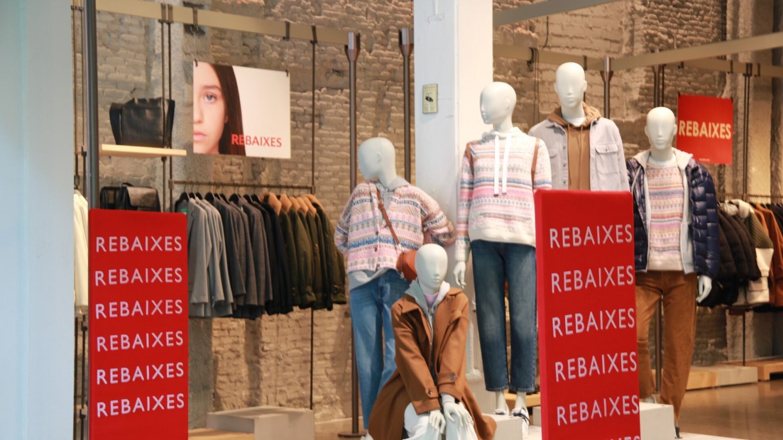 Aparador d'una botiga de Barcelona en època de rebaixes