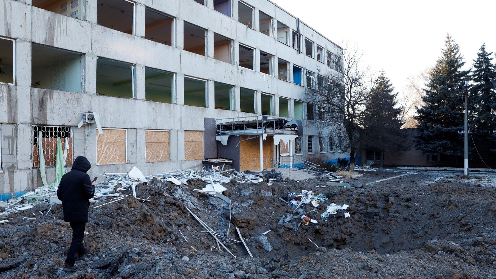 Un cráter creado por un misil caído en Kramatorsk