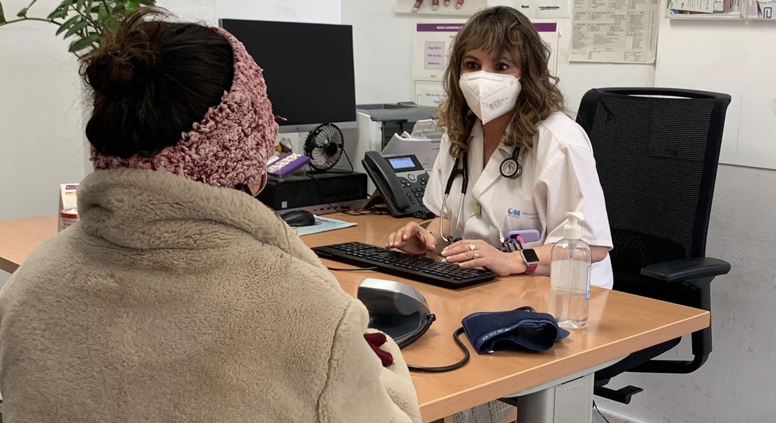 Un doctora con una víctima