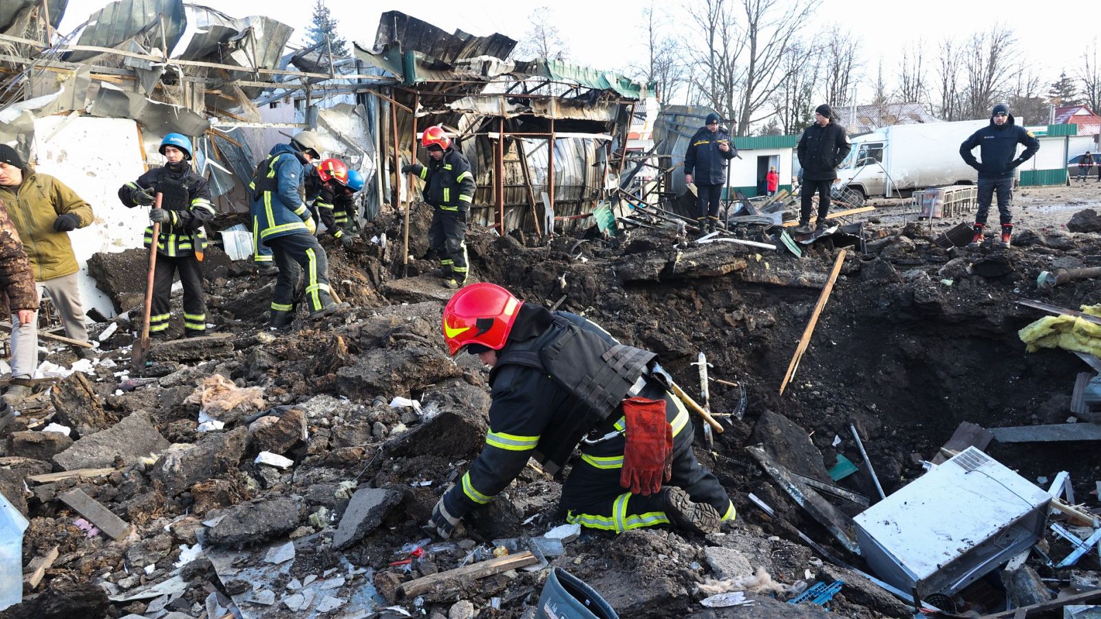 Los servicios de rescate buscan supervivientes tras un ataque en Járkov