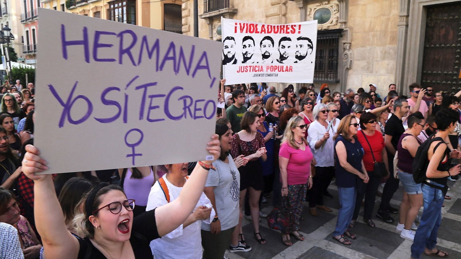 Manifestación en Granada en protesta por la puesta en libertad bajo fianza de los cinco miembros de la Manada