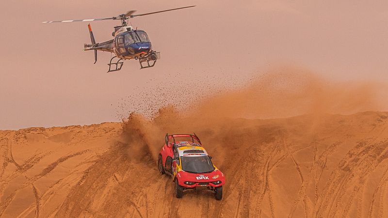 Dakar 2023, resumen de la etapa 10: Loeb busca la �pica ante Al Attiyah y Kevin Benavides asalta el liderato en motos
