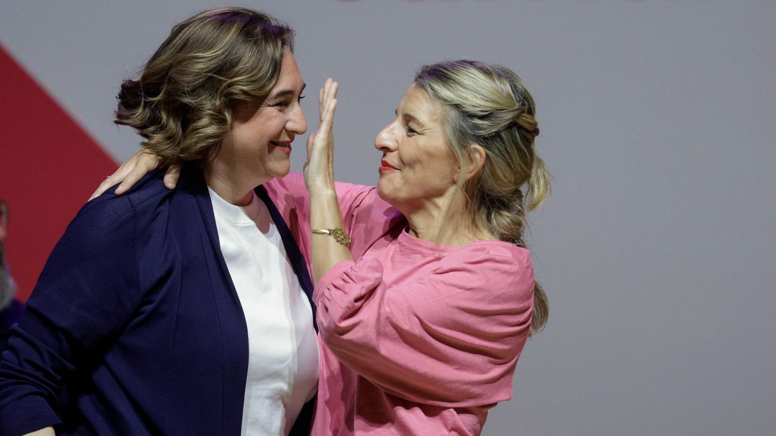 Yolanda Díaz (d) junto a la alcaldesa de Barcelona, Ada Colau (i)