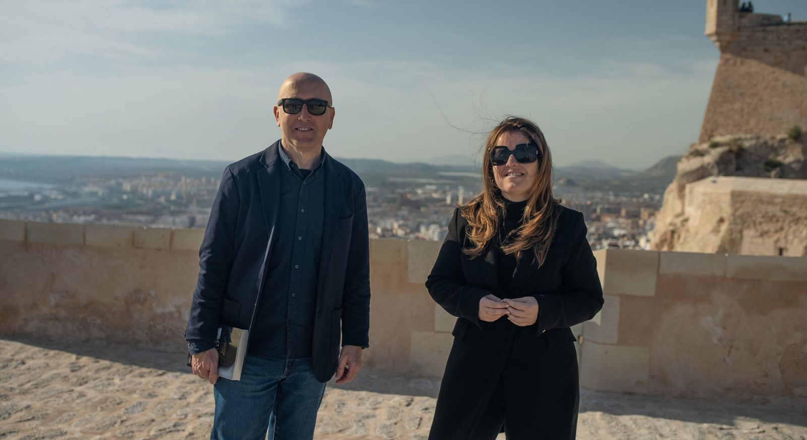 Oscar López con la escritora Esther López Barceló