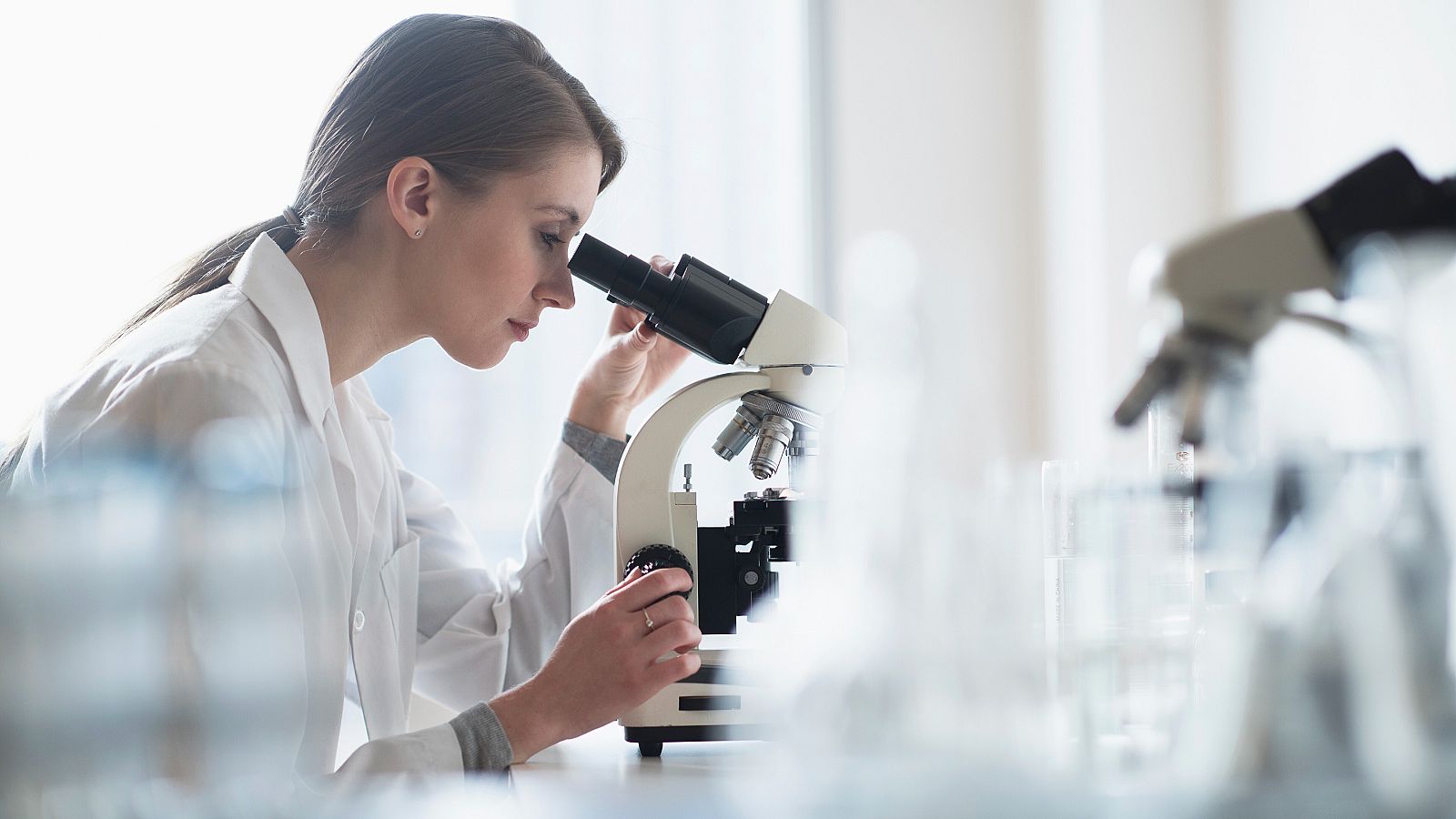 Las denominadas terapias CAR-T se basan en modificar las células inmunitarias del propio paciente -linfocitos T-.