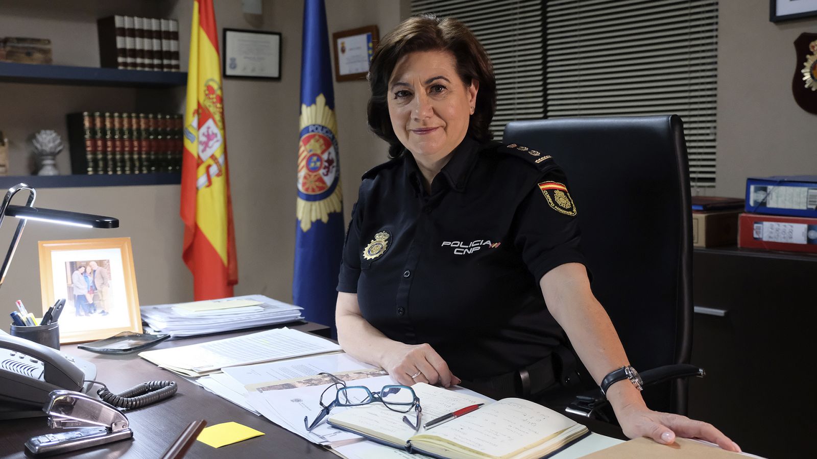 'Servir y proteger': La comisaria Claudia Miralles, en su despacho