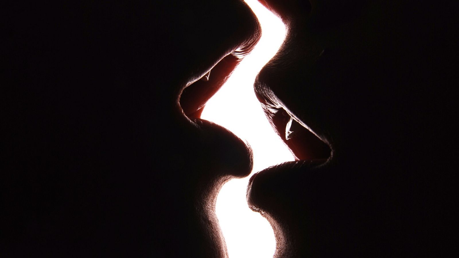 Dos personas a punto de besarse en una imagen de archivo