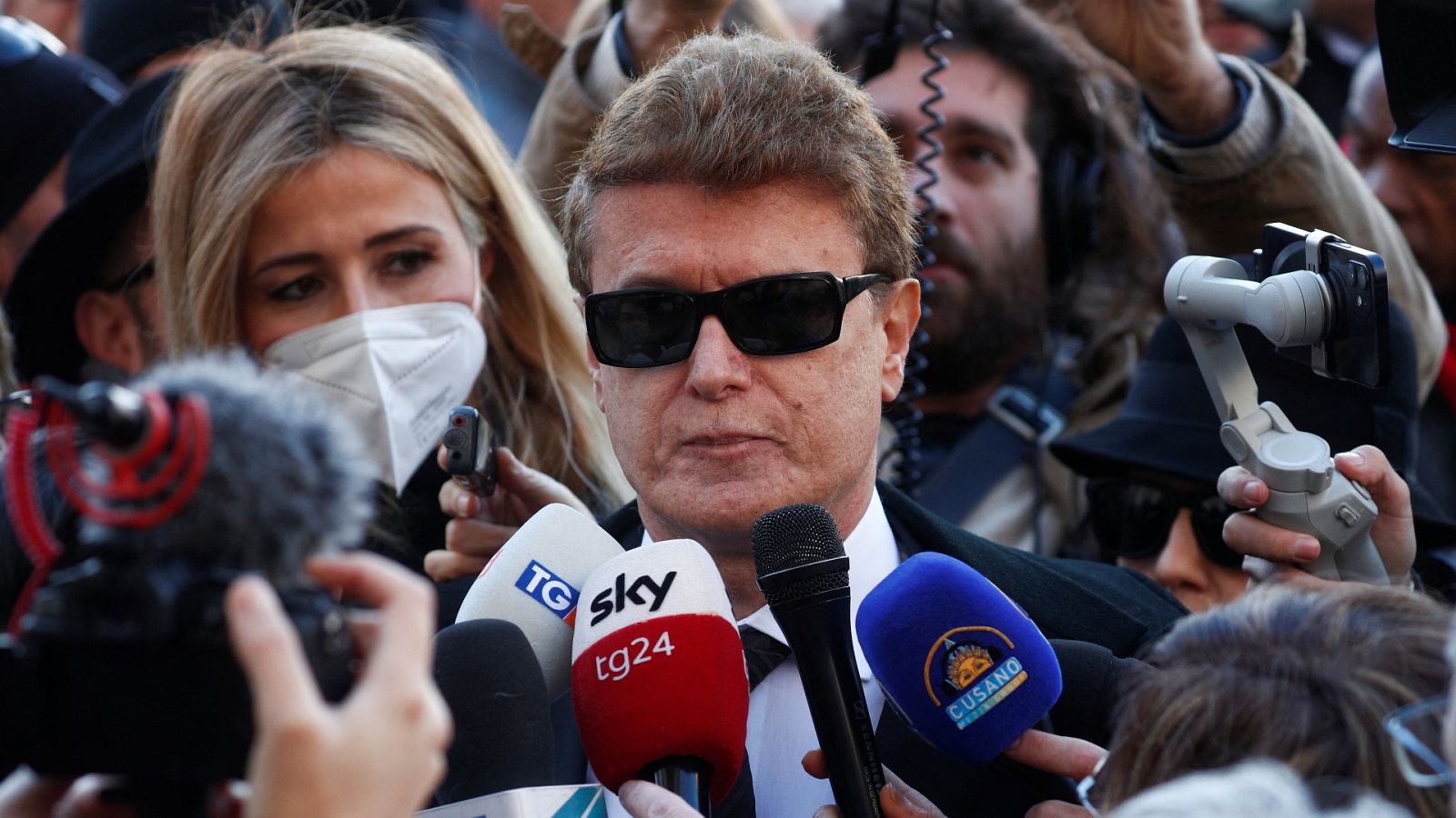 Javier Rigau en el funeral de Gina Lollobrigida