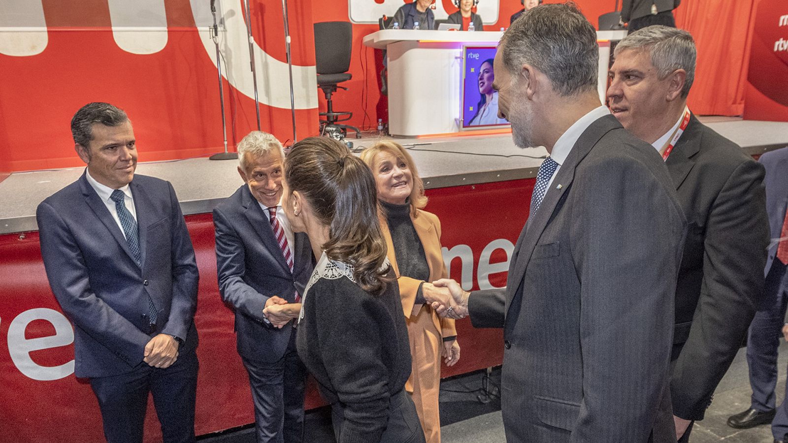 Los Reyes visitan el estudio móvil de RNE