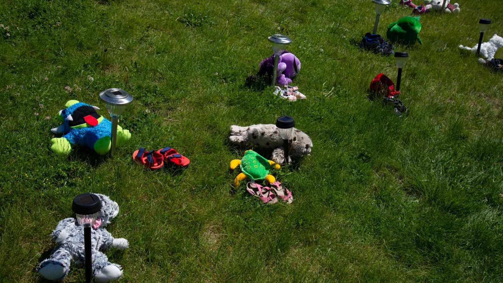 Imagen de archivo del memorial masivo para las víctimas encontradas en fosas comunes del Colegio Residencial Indio de Kamloops.