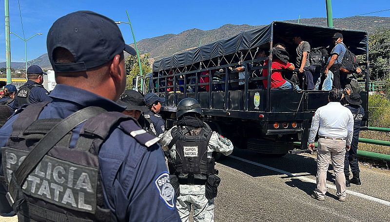 La policía de México halla 250 migrantes hacinados en el interior de un tráiler en Chiapas
