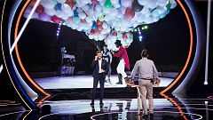 'Todos contra 1' eleva a Carlos Higes con 2.108 globos de helio para cantar 'Señorita' desde el aire
